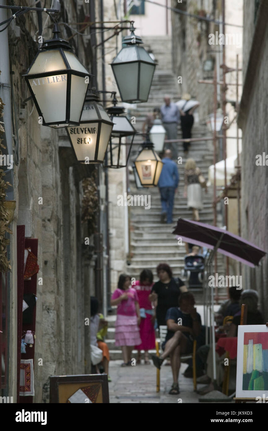 Fernsehreihe, Dubrovnik, Altstadt, Gasse, Schilder, Lampen, Passanten, kein Model-Release, Stockfoto