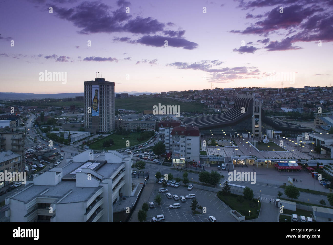 Kosovo, Prishtina, Stadtübersicht, Quendra Bezirk, Einkaufstempel, Abenddämmerung, Stockfoto