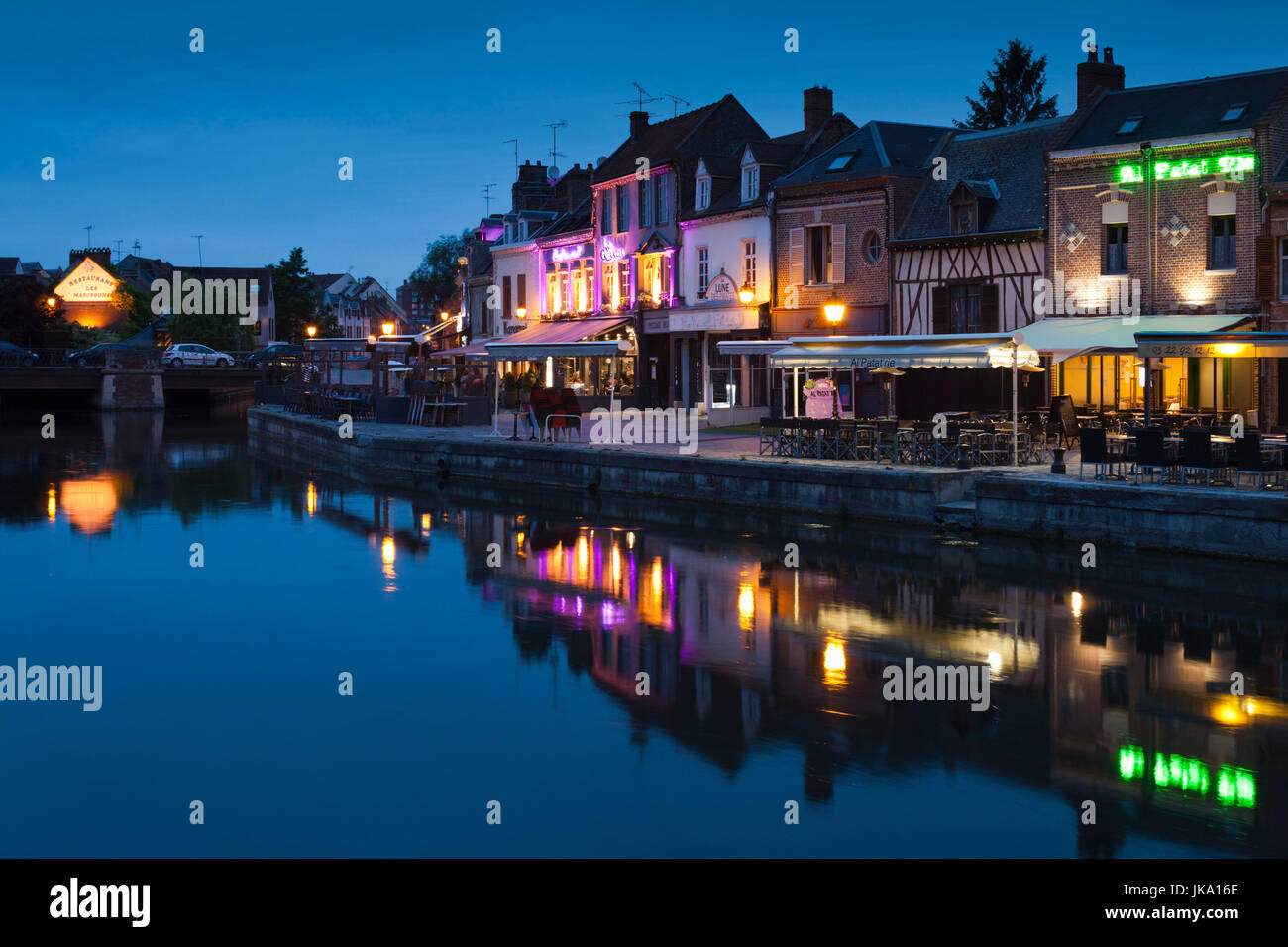 Frankreich, Region Picardie, Somme-Abteilung, Amiens, Quartier Saint-Leu, Restaurants entlang des Flusses Somme Dämmerung Stockfoto