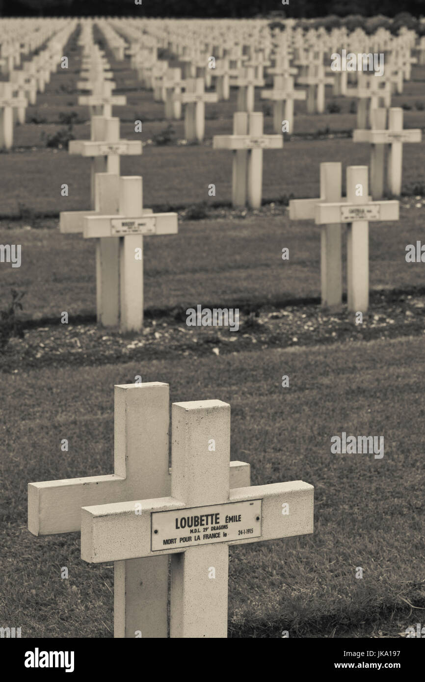 Frankreich, Region Nord-Pas de Calais, Pas-De-Calais-Abteilung, Souchez, Notre Dame de Lorette, World War eine französische Kriegerdenkmal, Soldatenfriedhof Stockfoto