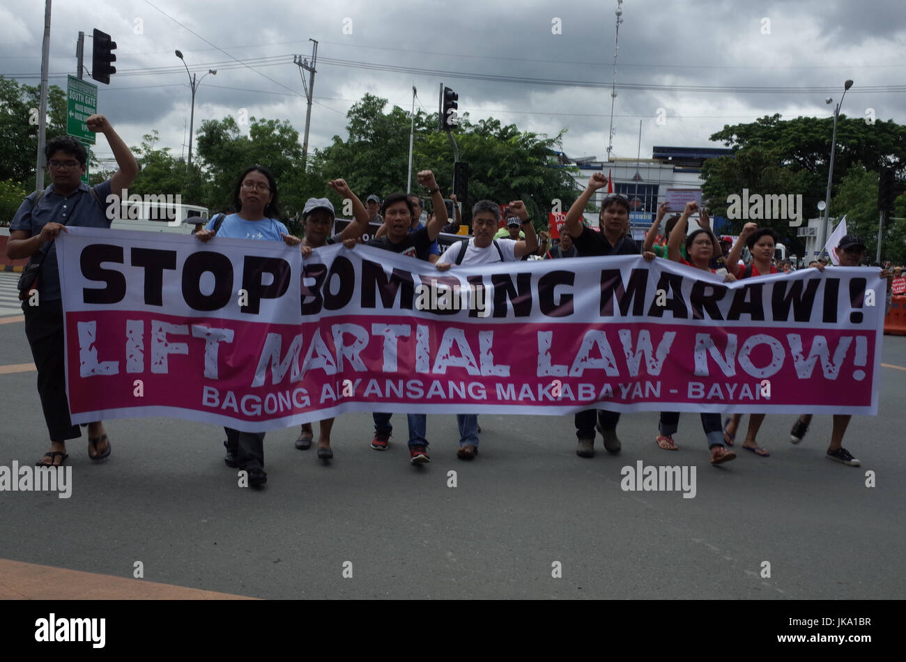 Philippinen. 22. Juli 2017. Demonstranten die Tore des philippinischen Kongresses zu nähern, wie sie eine Rallye zeitgleich das Gelenk halten Sitzung auf Kriegsrecht Erweiterung außerhalb des Repräsentantenhauses in Quezon City, nordöstlich von Manila, Philippinen auf Samstag, 22. Juli 2017. In einer einseitigen Abstimmung stimmten 261 Gesetzgeber für die Verlängerung des Kriegsrechts in Mindanao Insel, die bis 31. Dezember 2017 dauern wird. Bildnachweis: Richard James M. Mendoza/Pacific Presse/Alamy Live-Nachrichten Stockfoto