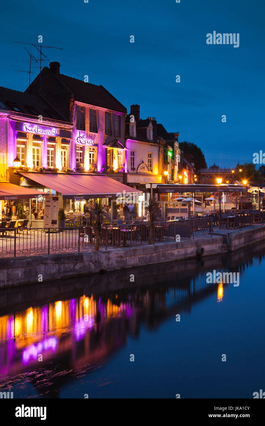 Frankreich, Region Picardie, Somme-Abteilung, Amiens, Quartier Saint-Leu, Restaurants entlang des Flusses Somme Dämmerung Stockfoto