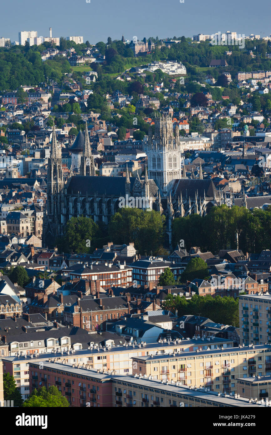 Frankreich, Normandie, Seine-Maritime Abteilung, Rouen, erhöhte Stadtansicht mit Kirche Eglise St-Ouen, morgen Stockfoto