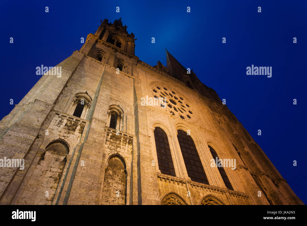 Frankreich, Region Centre, Eure et Loir Abteilung, Chartres, Kathedrale von Chartres, außen, Morgendämmerung Stockfoto