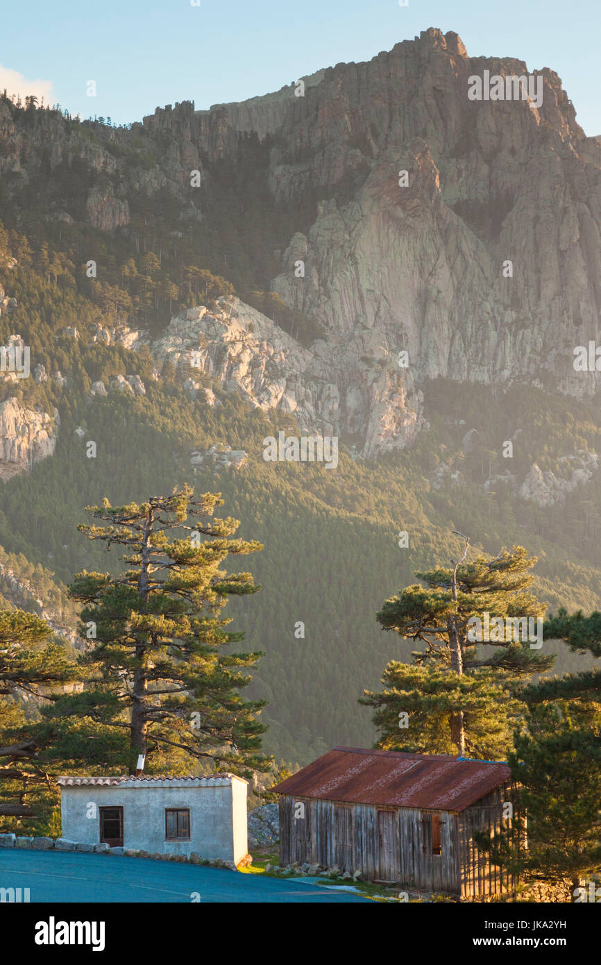 Frankreich, pass Korsika, Departement Corse-du-Sud, La Alta Rocca Region, Col de Bavella, Aiguilles de Bavella Spitzen, kleine Hütten Stockfoto