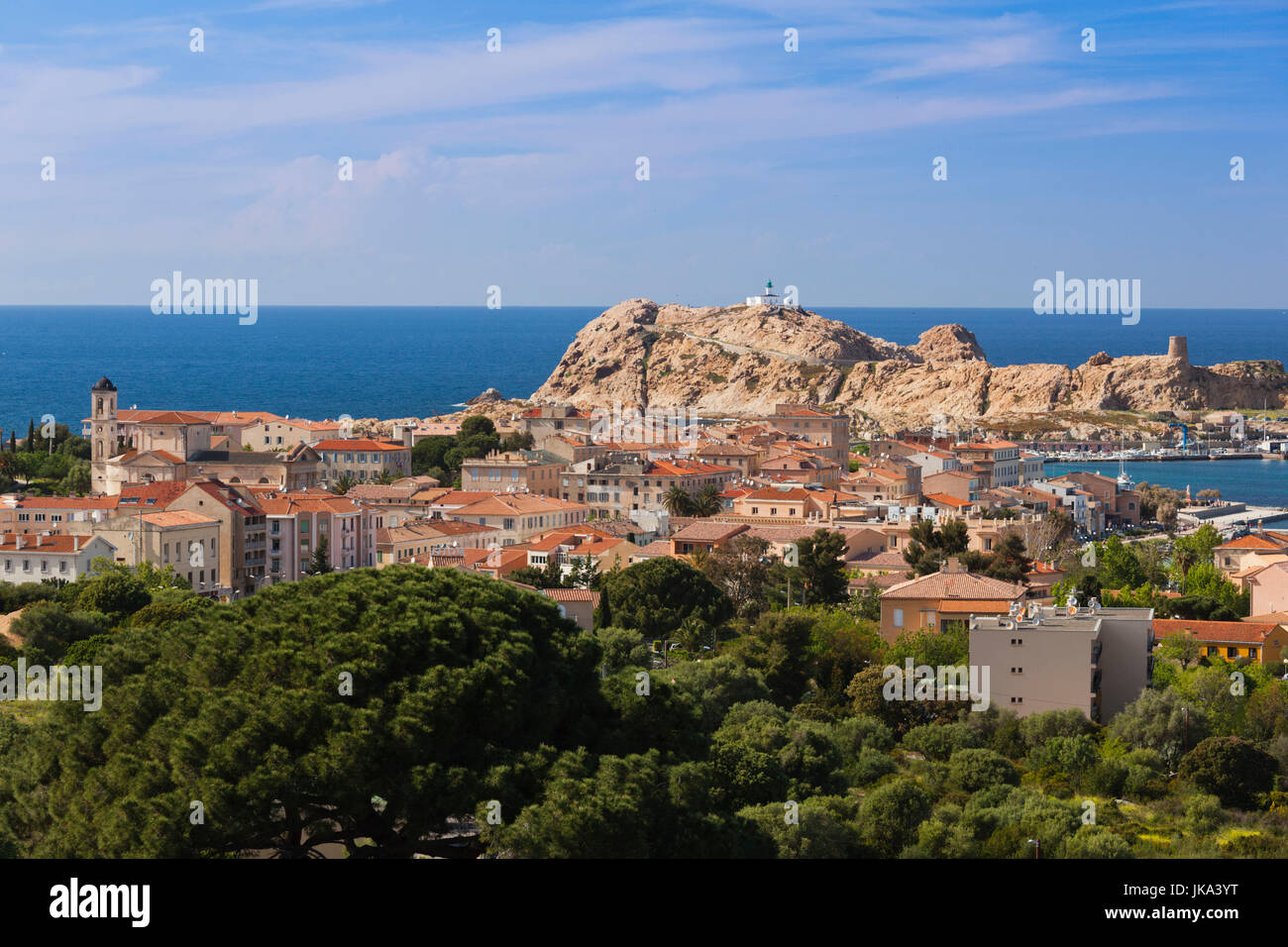 Frankreich, Korsika, Haute-Corse Abteilung, La Balagne Region, Ile Rousse, erhöhten Blick auf Stadt und Ile De La Pietra Stockfoto