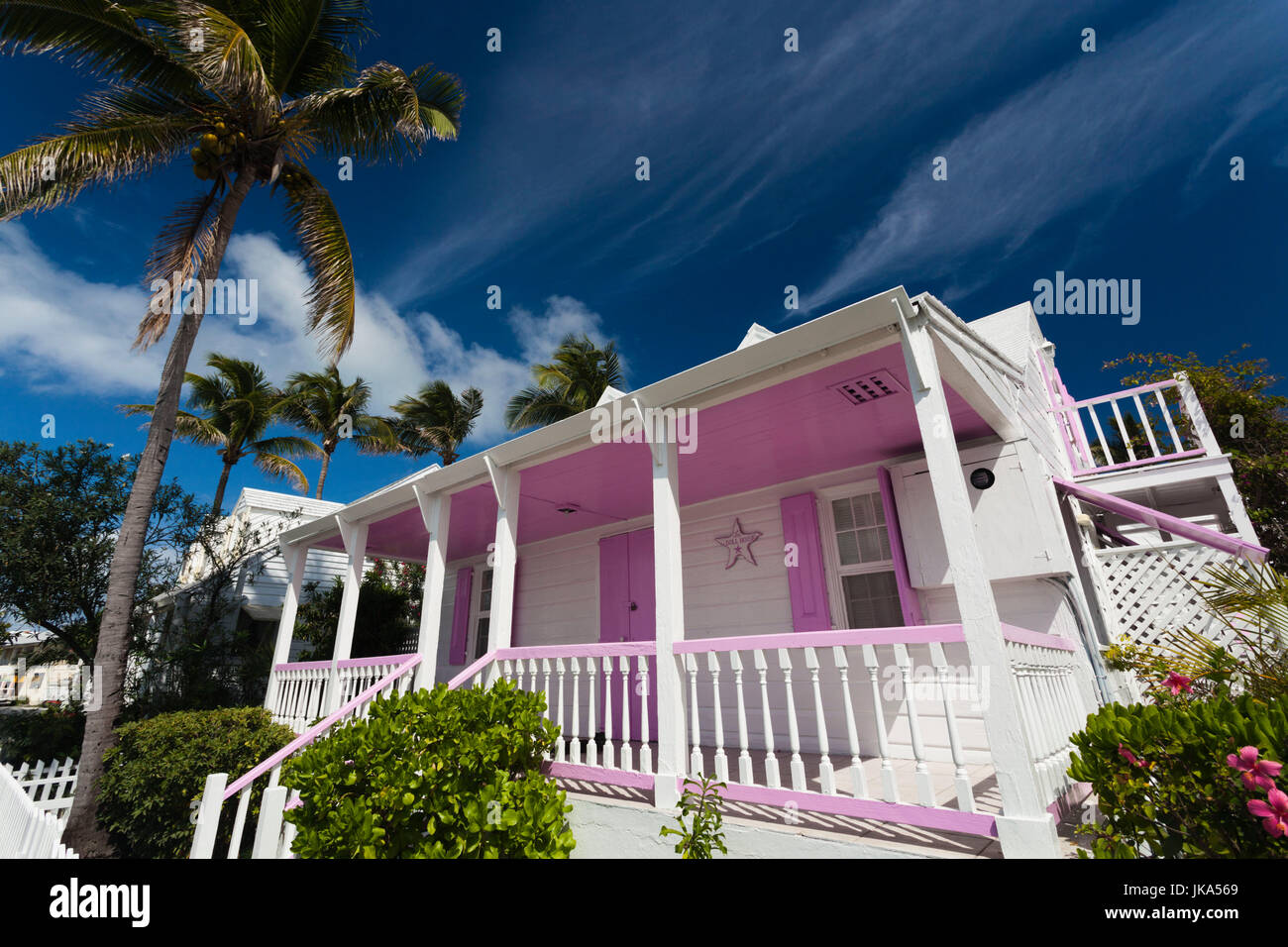 Dunmore Town, Kolonialzeit Haus entlang der Bay Street, Harbour Island, Bahamas, Eleuthera Insel Stockfoto