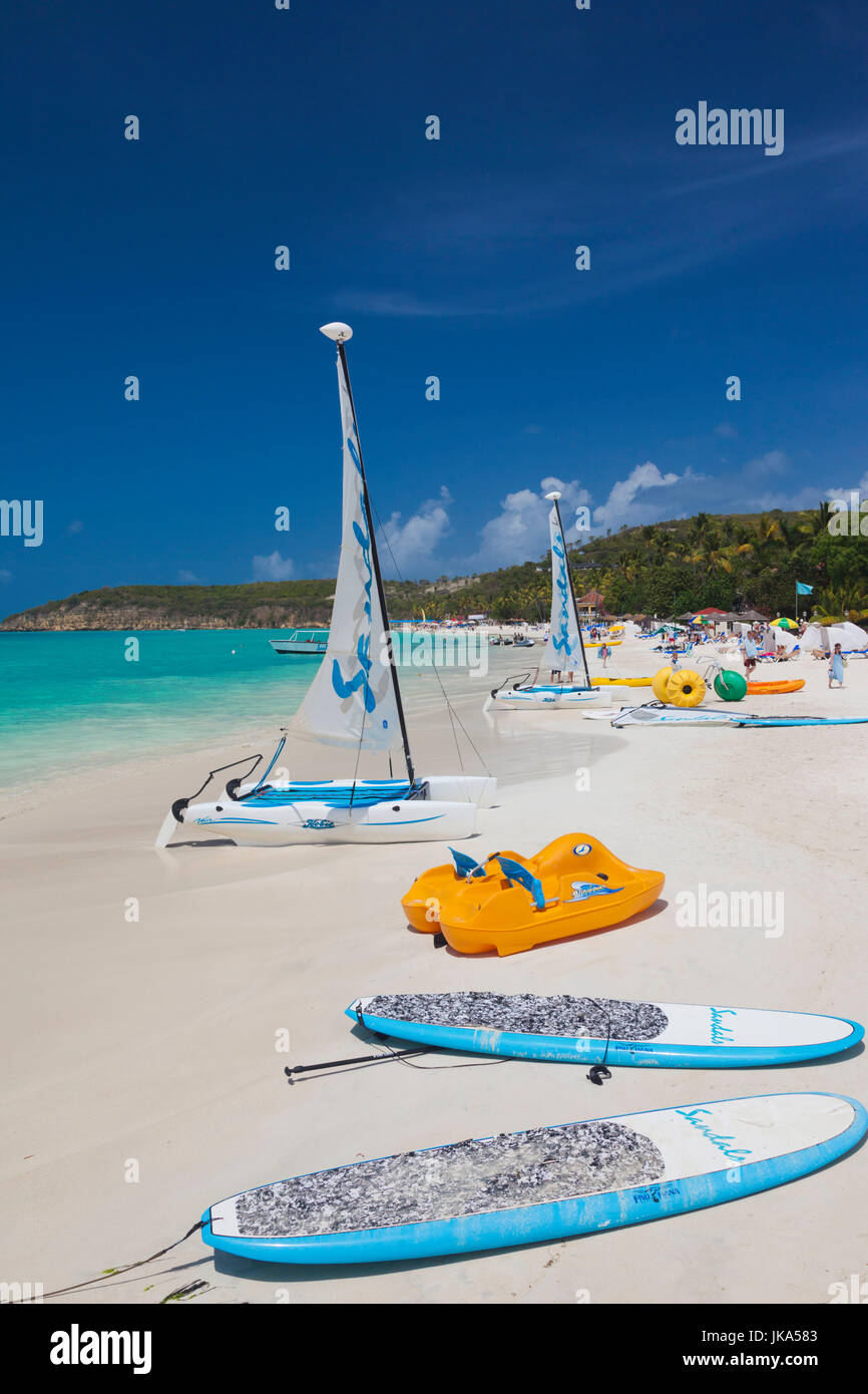 Antigua und Barbuda, Antigua, Dickenson Bay, Strand, Segelboote Stockfoto