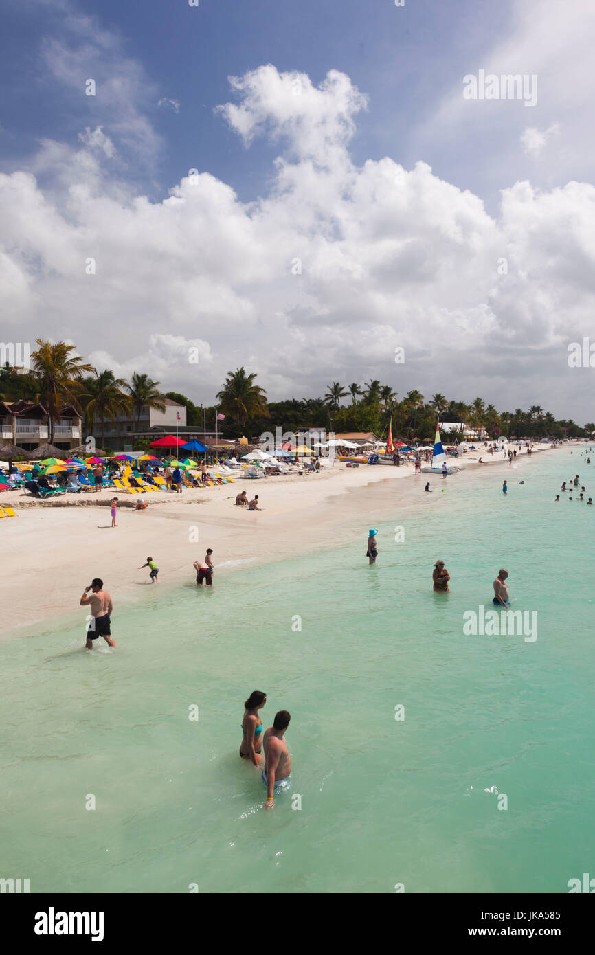 Antigua und Barbuda, Antigua, Dickenson Bay Strand Menschen, NR Stockfoto