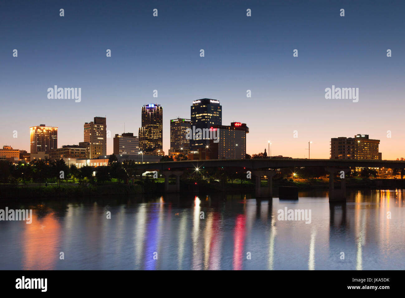 USA, Arkansas, Little Rock, die Skyline der Stadt vom Arkansas River, Dämmerung Stockfoto