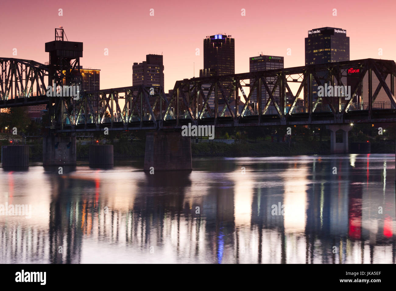 USA, Arkansas, Little Rock, die Skyline der Stadt vom Arkansas River, Dämmerung Stockfoto
