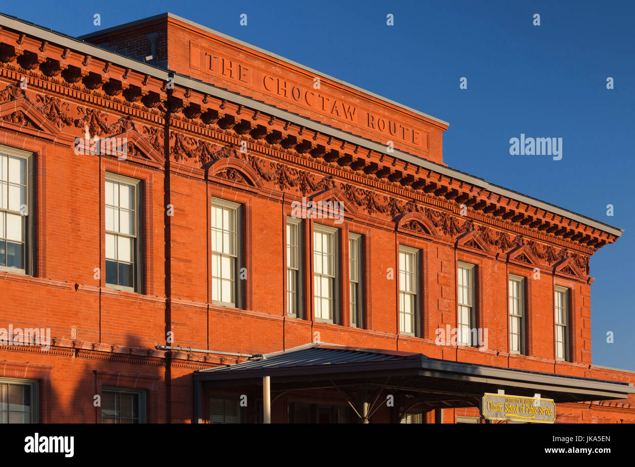 USA, Arkansas, Little Rock, William J. Clinton Presidential Library and Museum, Clinton School of Public Service in alten Eisenbahn terminal Stockfoto