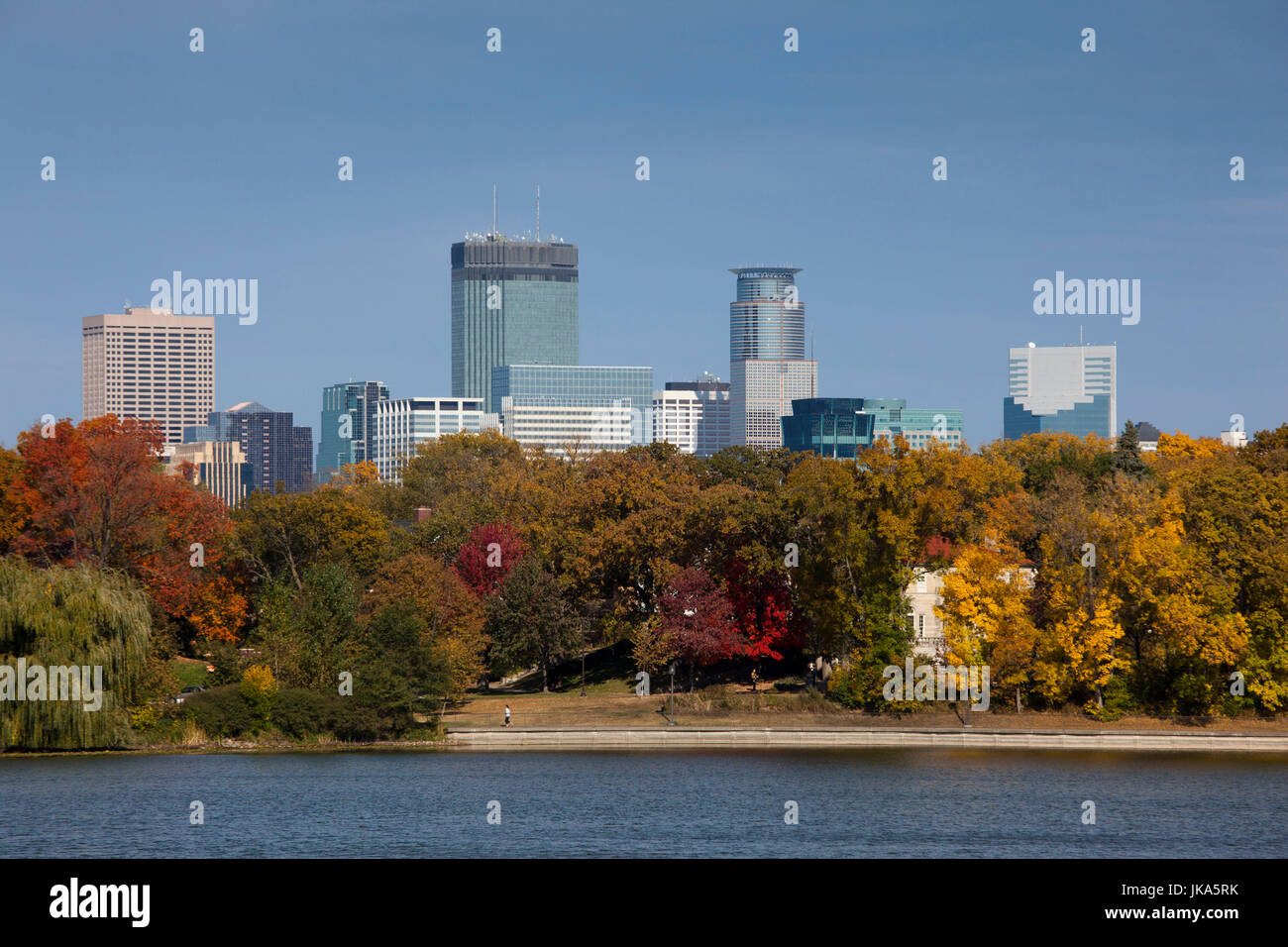 USA, Minnesota, Minneapolis, Skyline der Stadt vom Lake Calhoun, Herbst Stockfoto