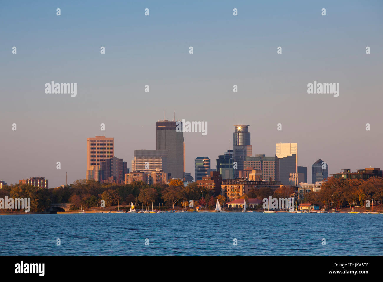 Skyline der Stadt vom Lake Calhoun, Herbst, Sonnenuntergang, Minneapolis, Minnesota, USA Stockfoto