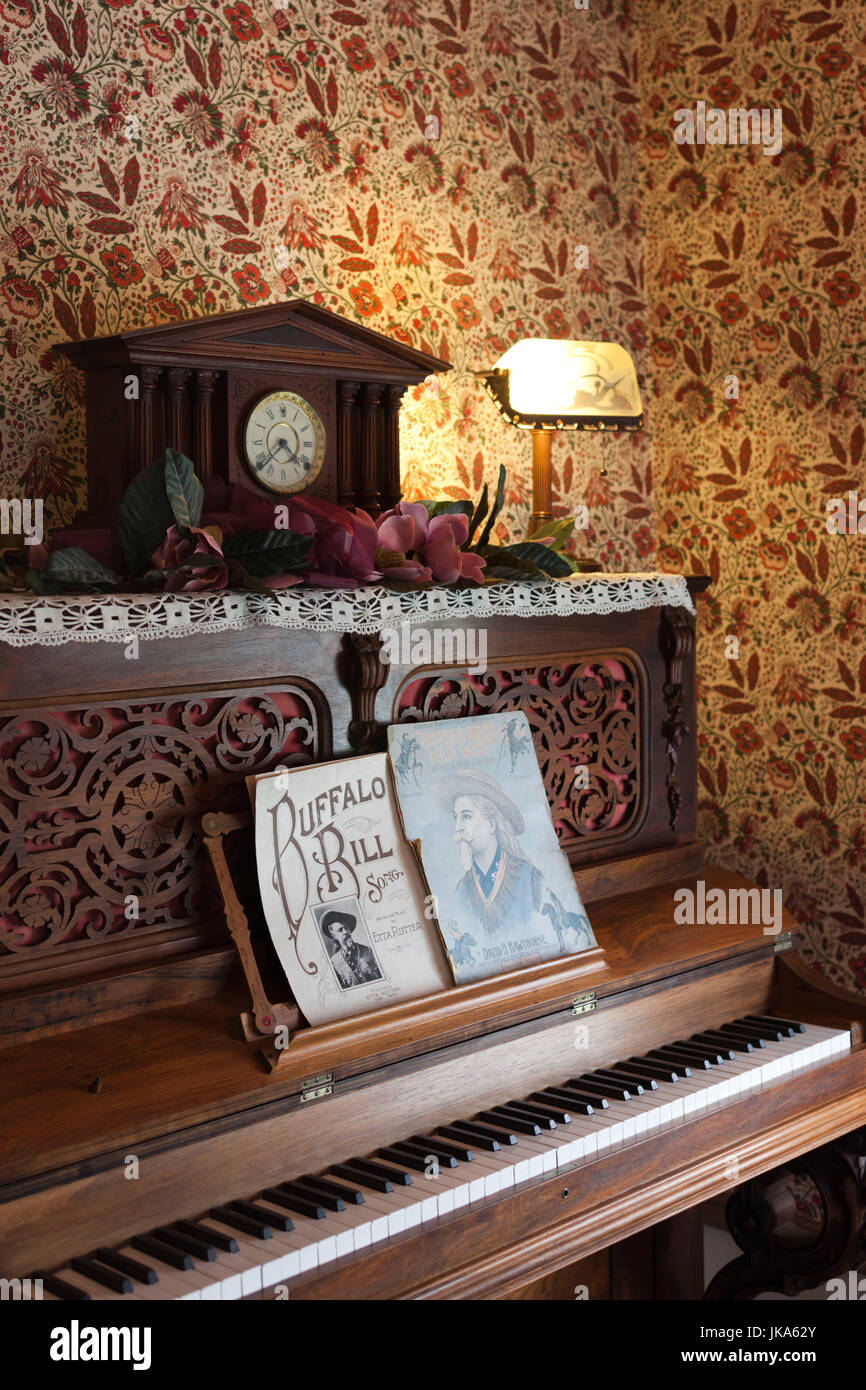 Scout Rest Ranch, ehemalige Heimat von Western-Legende Buffalo Bill Cody, Haupthaus Interieur mit Klavier, North Platte, Nebraska, USA Stockfoto