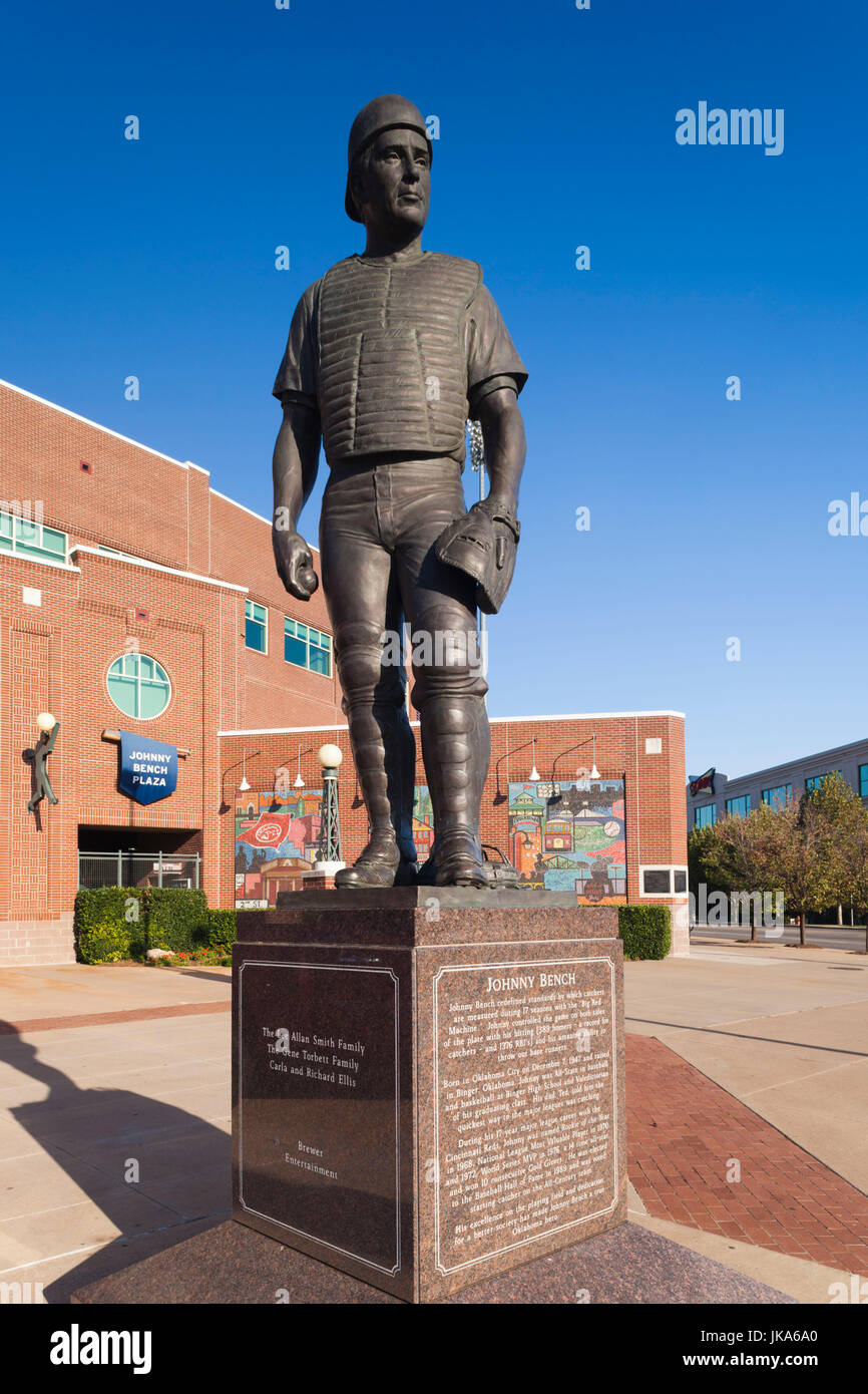 USA, Oklahoma, Oklahoma City, Bricktown, Chickasaw Bricktown Ballpark, Statue von Baseball-Legende Johnny Bench in Oklahoma City geboren Stockfoto