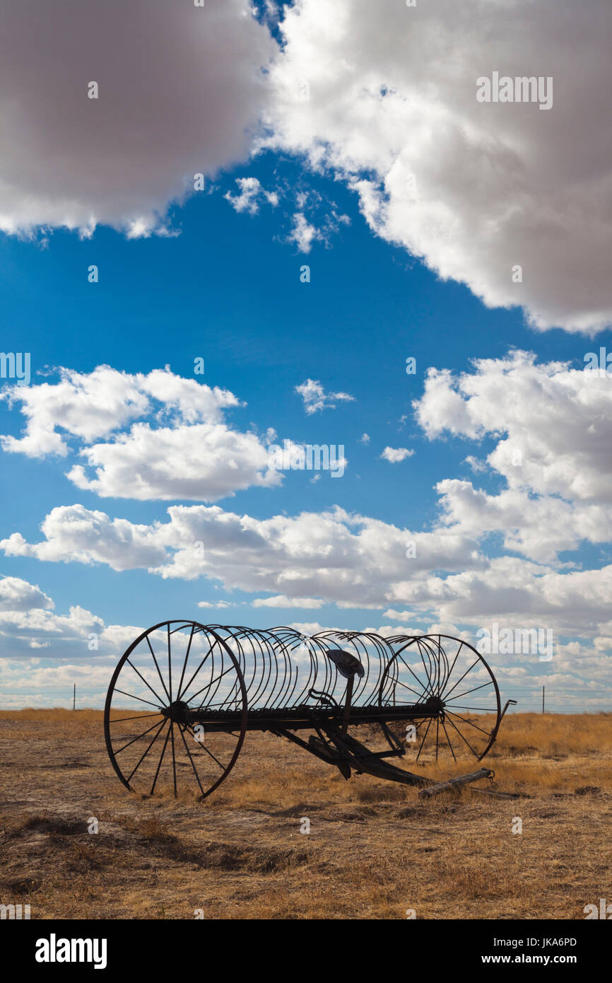 USA, South Dakota, flache Kaktus, Prairie Homestead, antike Heu raker Stockfoto