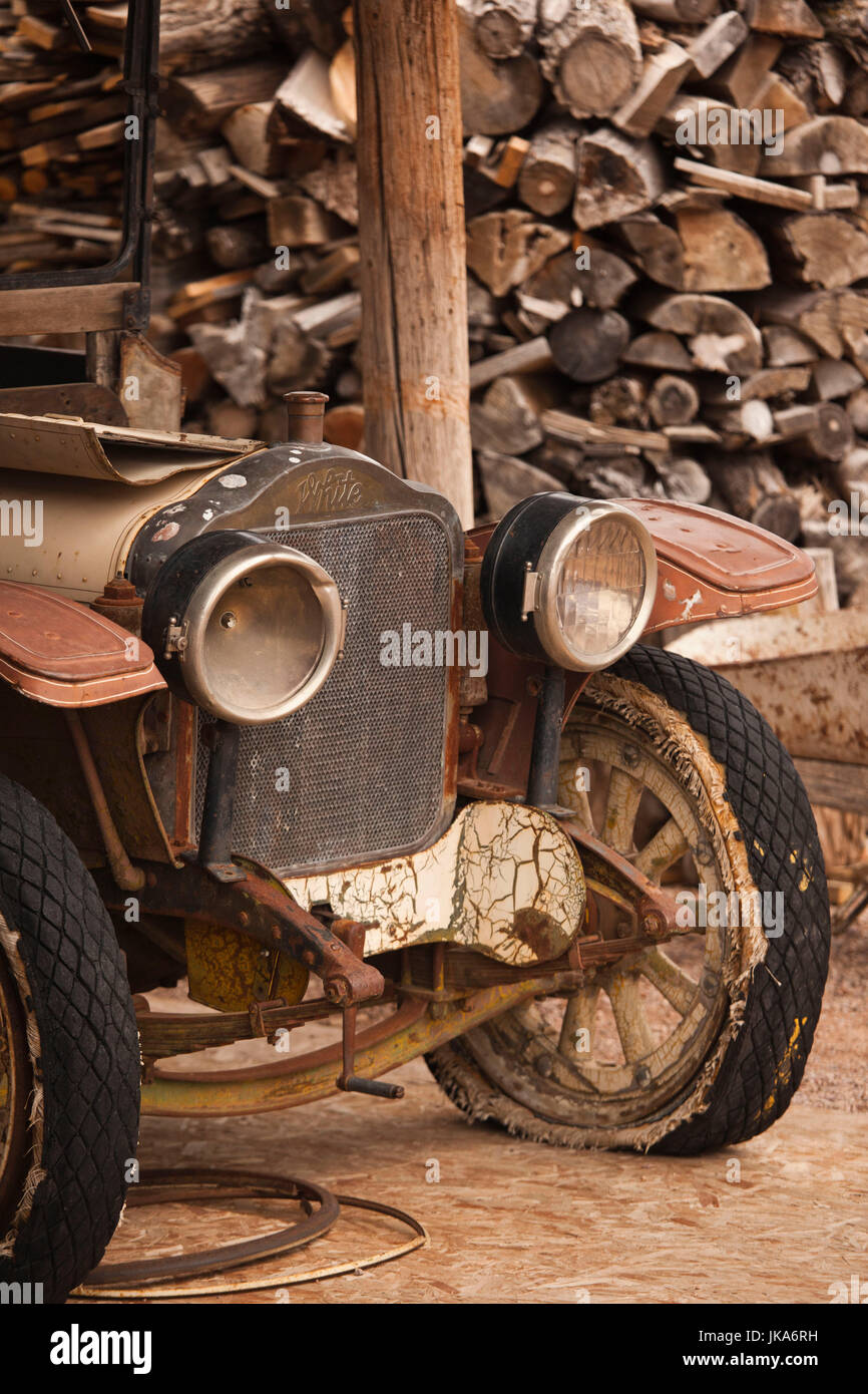 USA, South Dakota, Rapid City, Fort Hays, altes weißes Auto Stockfoto