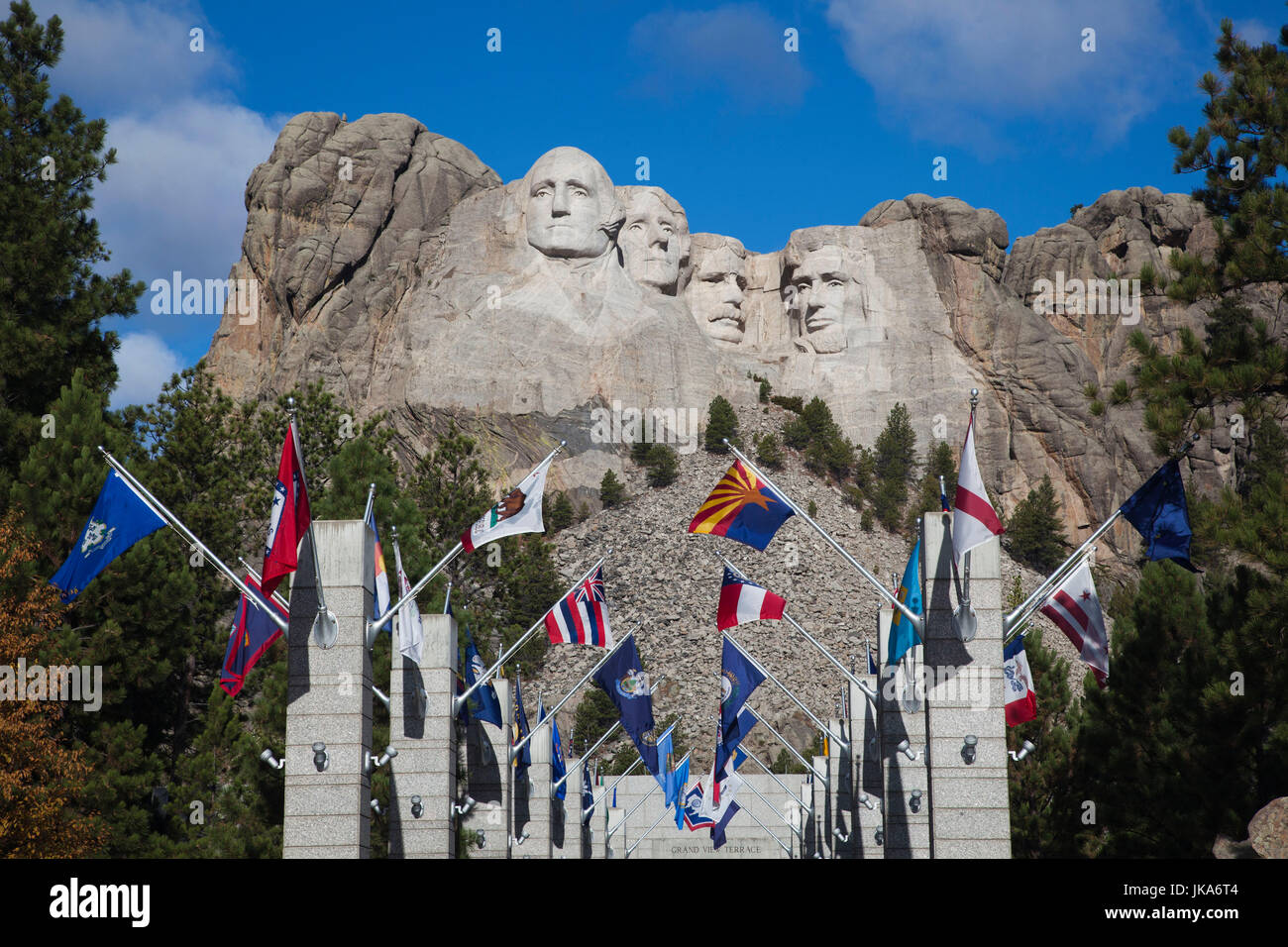 USA, South Dakota, Black Hills National Forest, Keystone, Mount Rushmore National Memorial und der Avenue of Flags Stockfoto