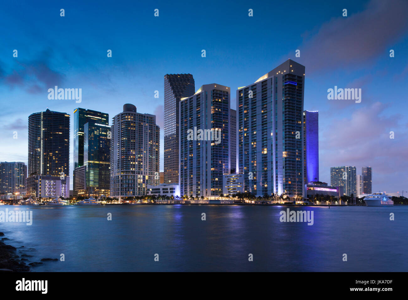 USA, Florida, Miami, Skyline der Stadt vom Brickell Key, Abend Stockfoto