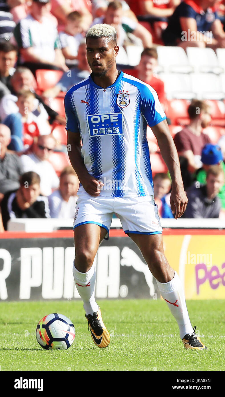 Huddersfield Towns neuer Signing Steve Mounie während des Vorsaison-Freundschaftsspiels in Oakwell, Barnsley. DRÜCKEN SIE VERBANDSFOTO. Bilddatum: Samstag, 22. Juli 2017. Siehe PA Geschichte FUSSBALL Barsley. Bildnachweis sollte lauten: Danny Lawson/PA Wire. EINSCHRÄNKUNGEN: Keine Verwendung mit nicht autorisierten Audio-, Video-, Daten-, Fixture-Listen, Club-/Liga-Logos oder „Live“-Diensten. Online-in-Match-Nutzung auf 75 Bilder beschränkt, keine Videoemulation. Keine Verwendung in Wetten, Spielen oder Veröffentlichungen für einzelne Vereine/Vereine/Vereine/Spieler. Stockfoto