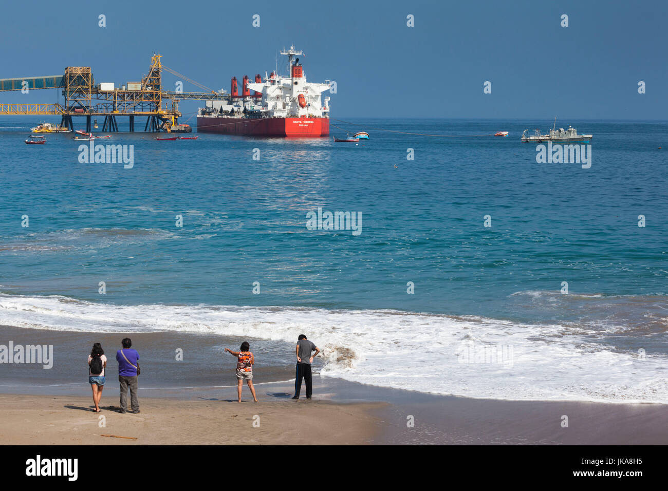 Chile, Antofagasta, Puerto Escondida Strand und Hafen Stockfoto