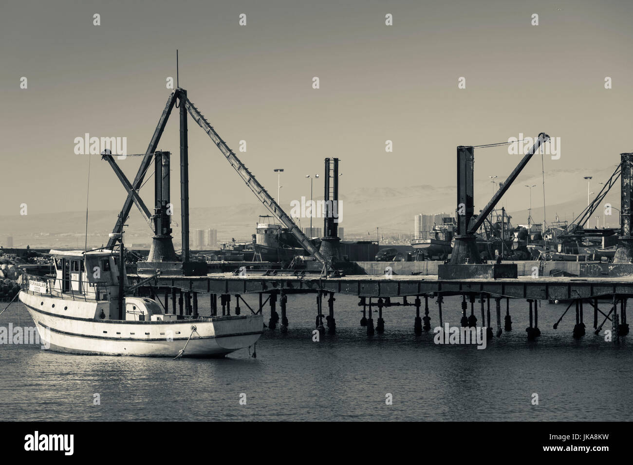 Chile, Antofagasta, Blick auf den Hafen mit dem alten Milbourne Clark Company Salpeter pier Stockfoto