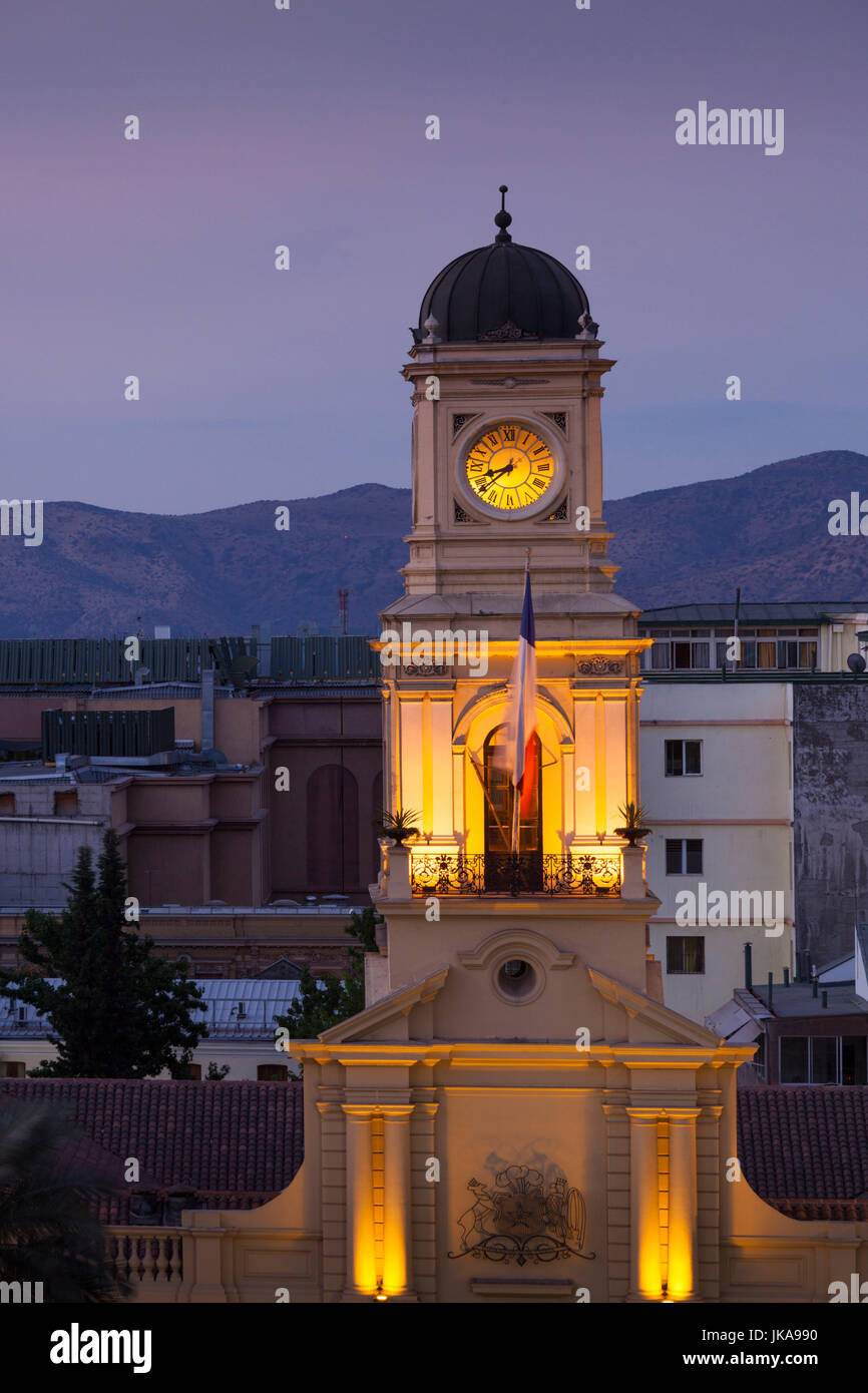Chile, Santiago, Plaza de Armas, Turm des historischen Nationalmuseums, Dämmerung Stockfoto