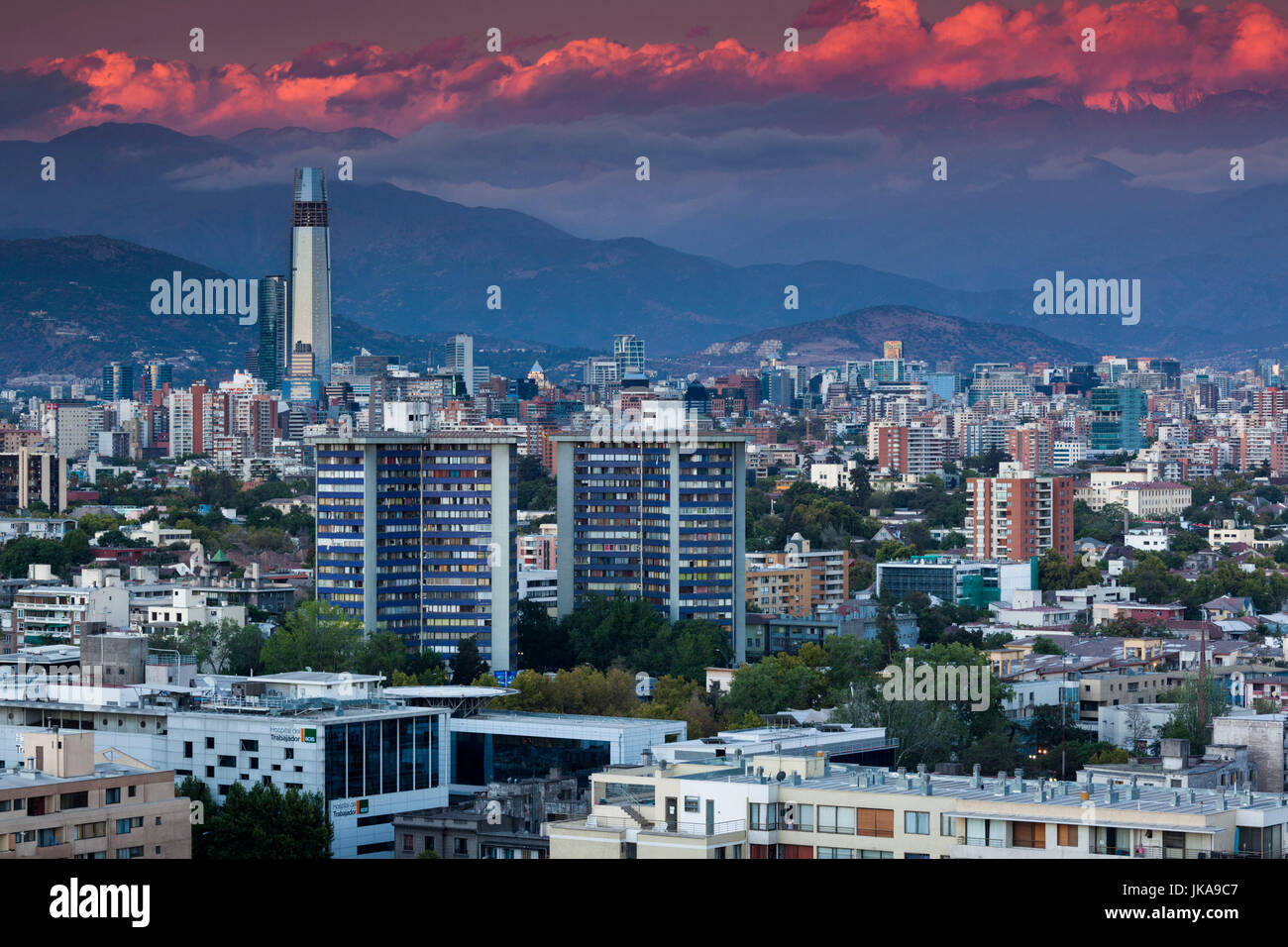 Chile, Santiago, erhöhte Stadtansicht in Richtung Gran Torre Santiago, Dämmerung Stockfoto