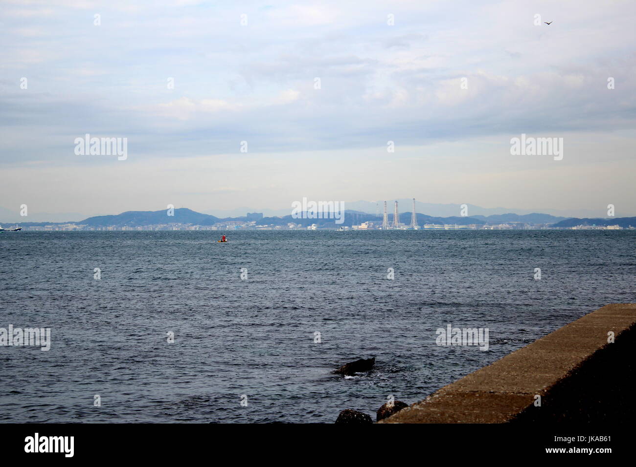 Blick zurück in Richtung Kurihama über Tokyo Bucht vom Fährhafen Futsu Stockfoto