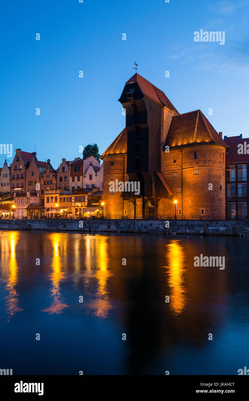 Blick vom Fluss in die Altstadt in Danzig bei Nacht Stockfoto