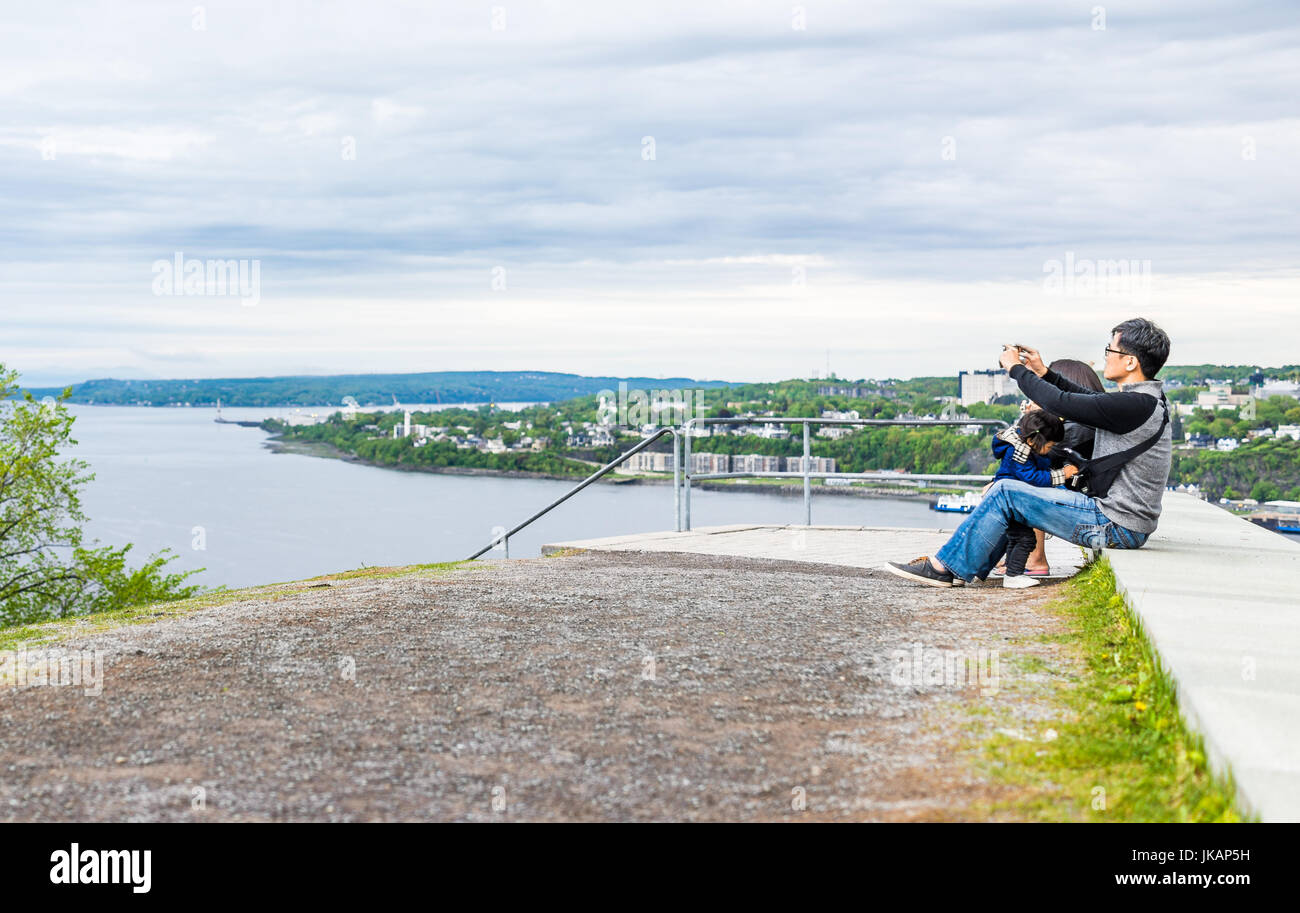 Quebec Stadt, Kanada - 30. Mai 2017: Menschen sitzen hoch oben von Pierre Dugua De Mons Parc des Champs de Bataille in der Altstadt mit Blick auf Saint-L Stockfoto