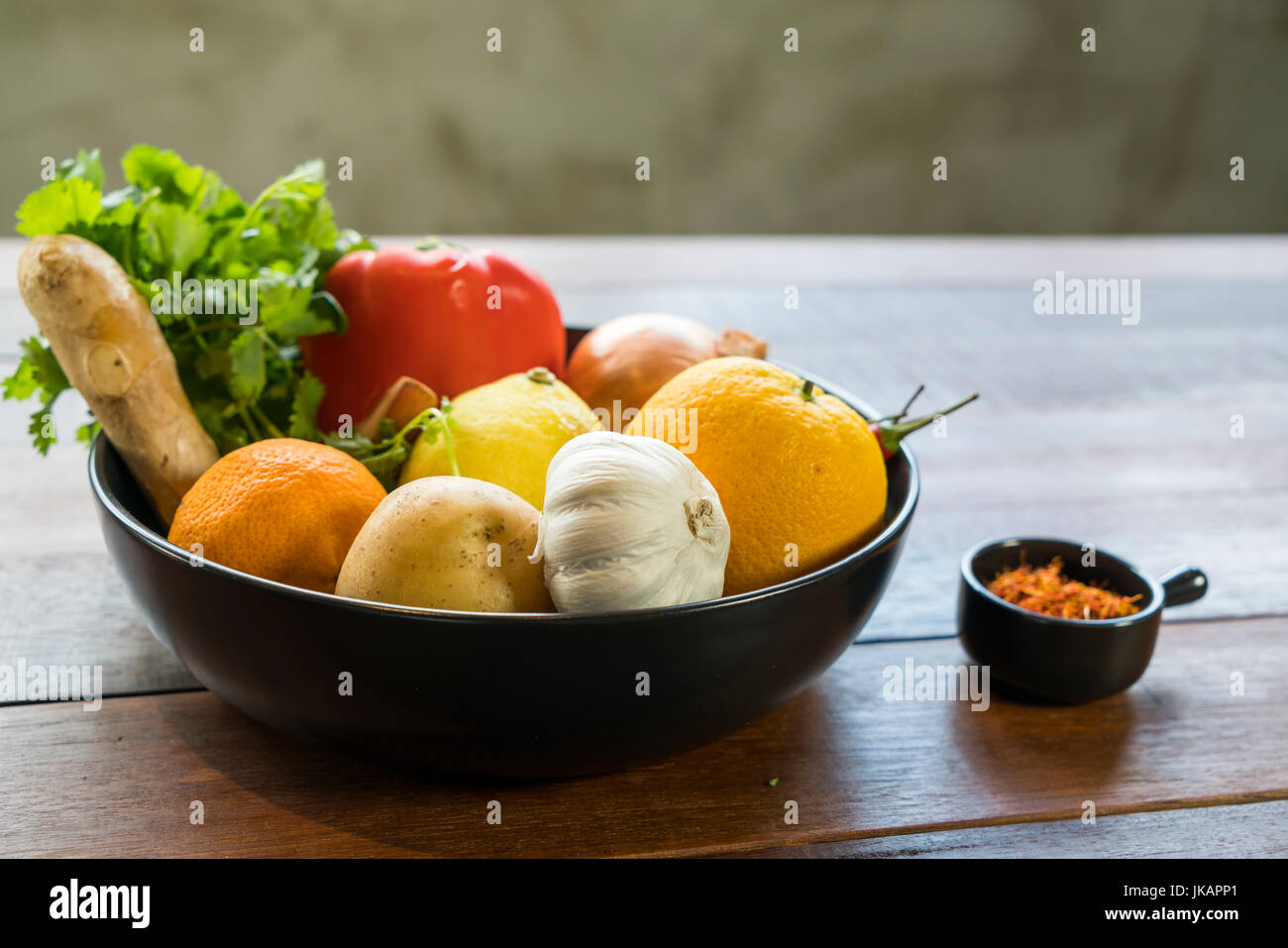 Frisches Gemüse in eine Schale, Zucchini, Zwiebel, Orange, Zitrone, Tomate, Kartoffel Stockfoto