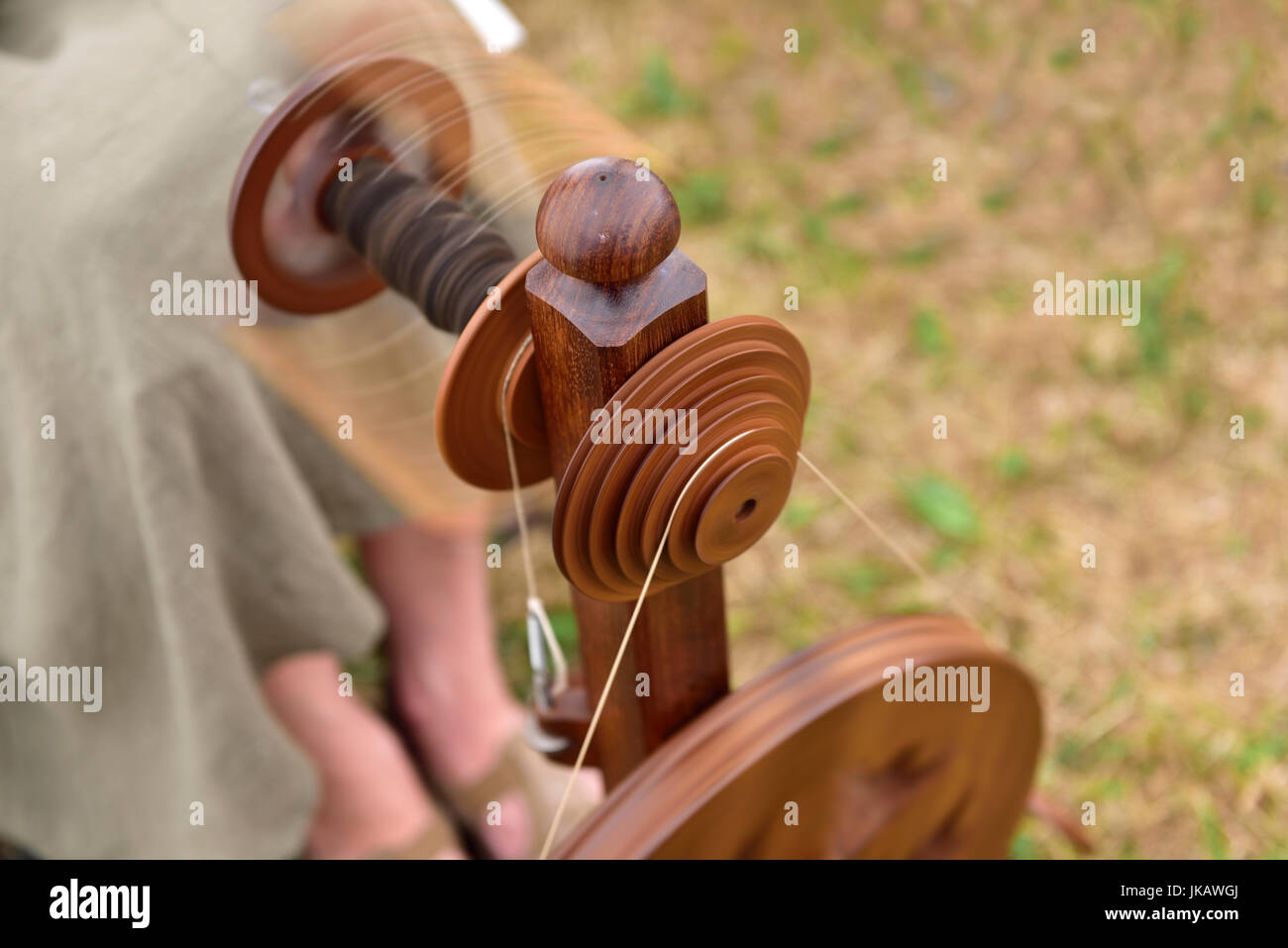 Nahaufnahme der Spule Riemenscheibe am Spinnrad Spule mit Motion blur Stockfoto