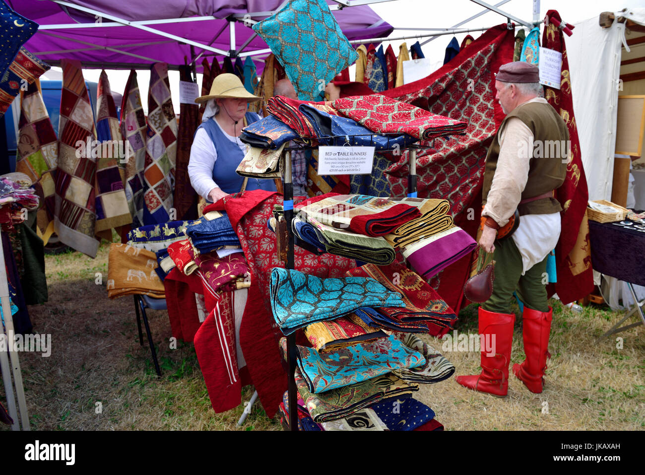 Handwerk-Stall an Tewkesbury Mittelalterfest mittelalterlichen Stil Tuch an Re-enactment zu verkaufen Stockfoto