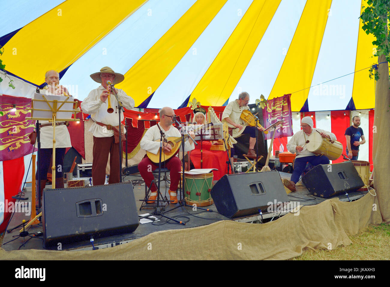 Gruppe, "Waytes und Maßnahmen", spielen traditionellen mittelalterliche Musik im Bierzelt bei Tewkesbury Mittelalterfest Stockfoto