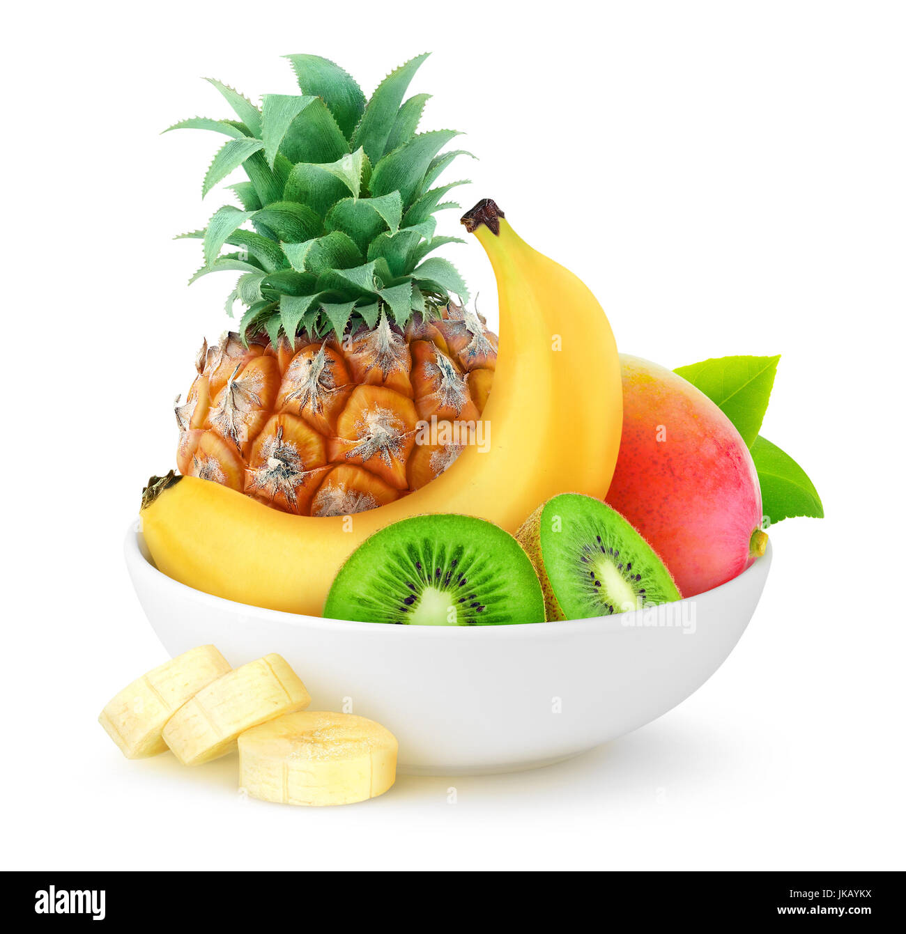 Isolierte tropische Früchte. Ananas, Banane, Kiwi und Mango in Keramikschale isoliert auf weißem Hintergrund mit Beschneidungspfad Stockfoto