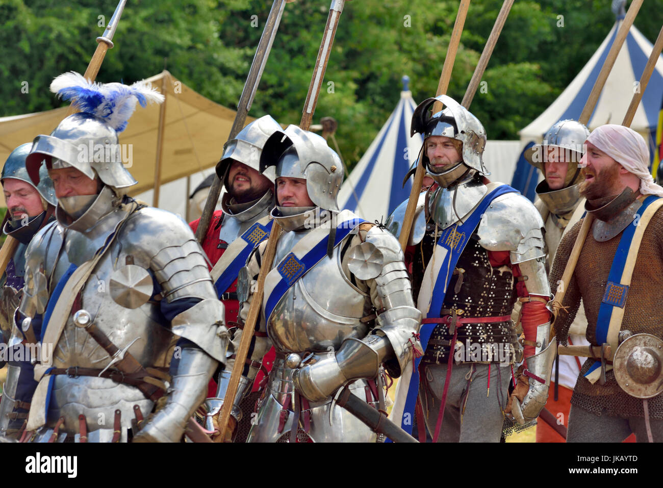 Re-enactment Ritter in Rüstungen marschieren in die Schlacht, Tewkesbury Mittelalterfest, 2017 Stockfoto