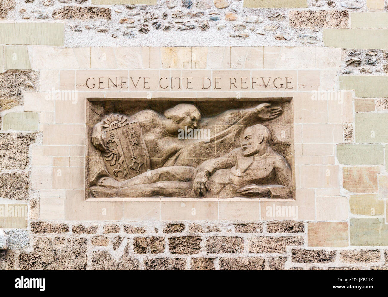 Skulptur mit der Inschrift (Ranslation der Text: "Genf, Stadt der Zuflucht") "in einer der Wände der molard Turm, Genf, Schweiz. Stockfoto