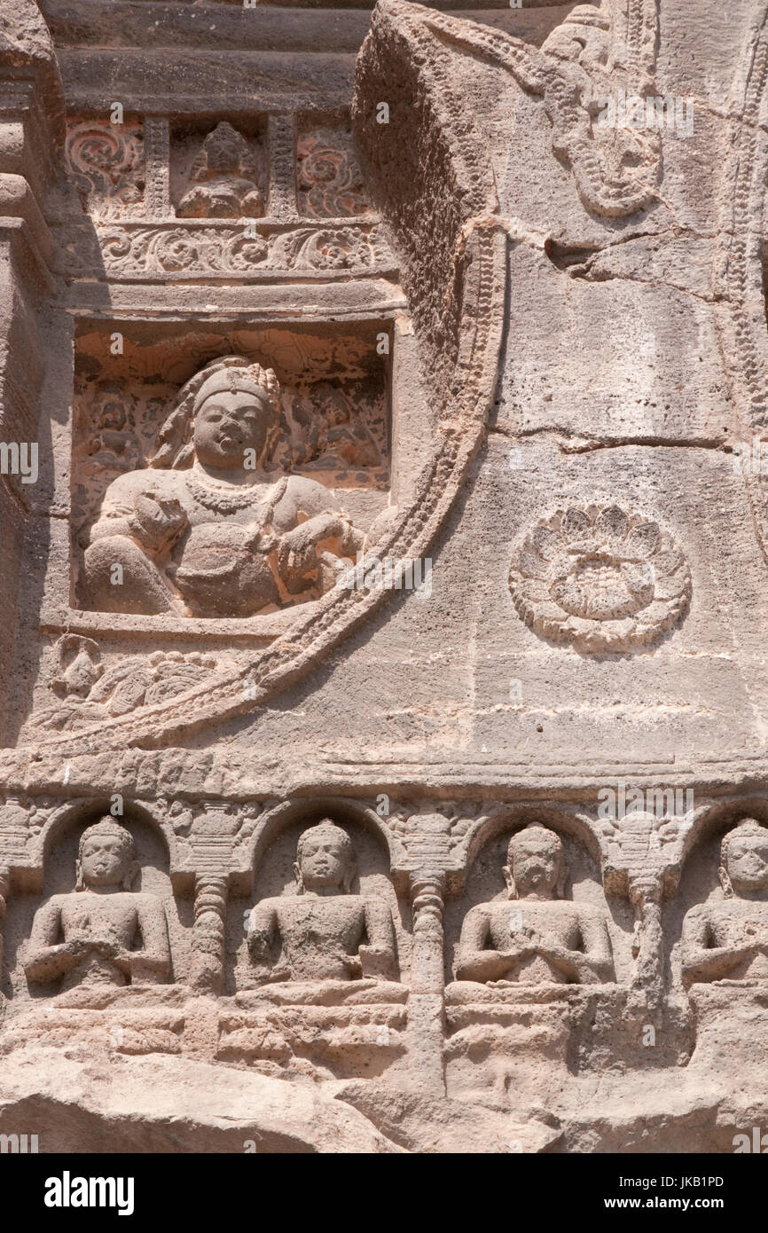 Religiöse Figuren geschnitzt aus dem Fels an der Fassade eines alten buddhistischen Tempel (Höhle 26) Ajanta Höhlen nahe Aurangabad, Indien. 5. / 6. Jahrhundert n. Chr.. Stockfoto