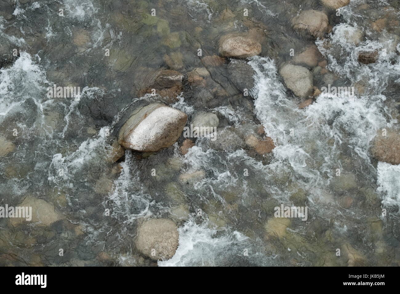 Felsen in einem stream Stockfoto