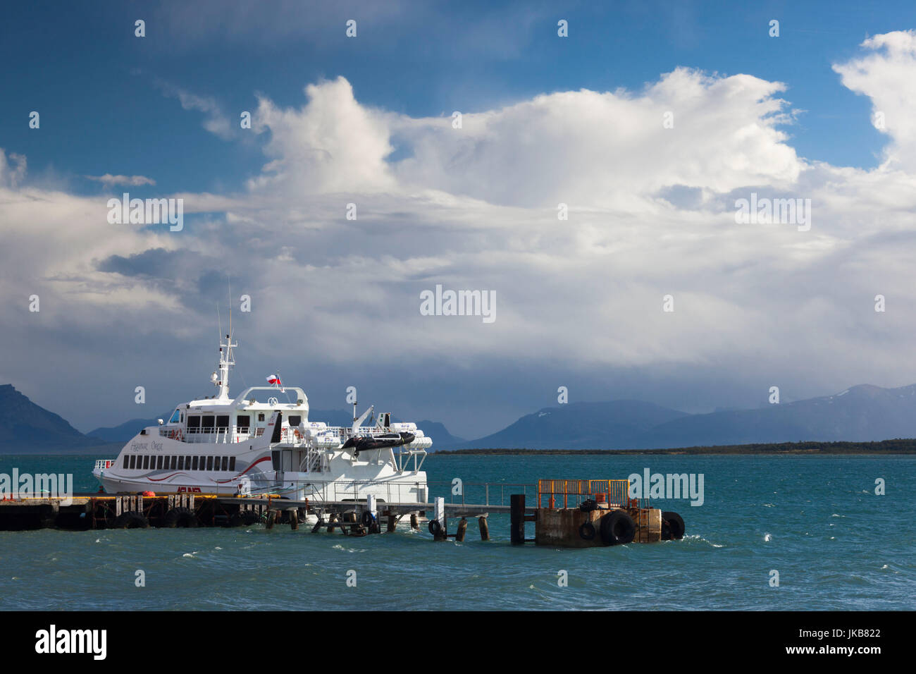 Chile, Magallanes Region Puerto Natales, Seno Ultima Esperanza Bay Küste Fähre Stockfoto