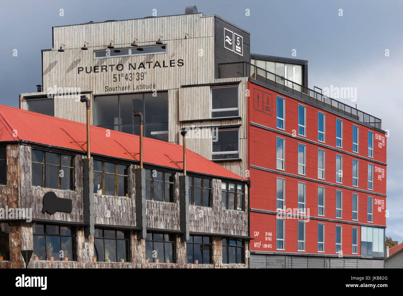 Chile, Magallanes Region, Puerto Natales, Schilder mit Stadt Koordinaten, Hotel Indigo Stockfoto