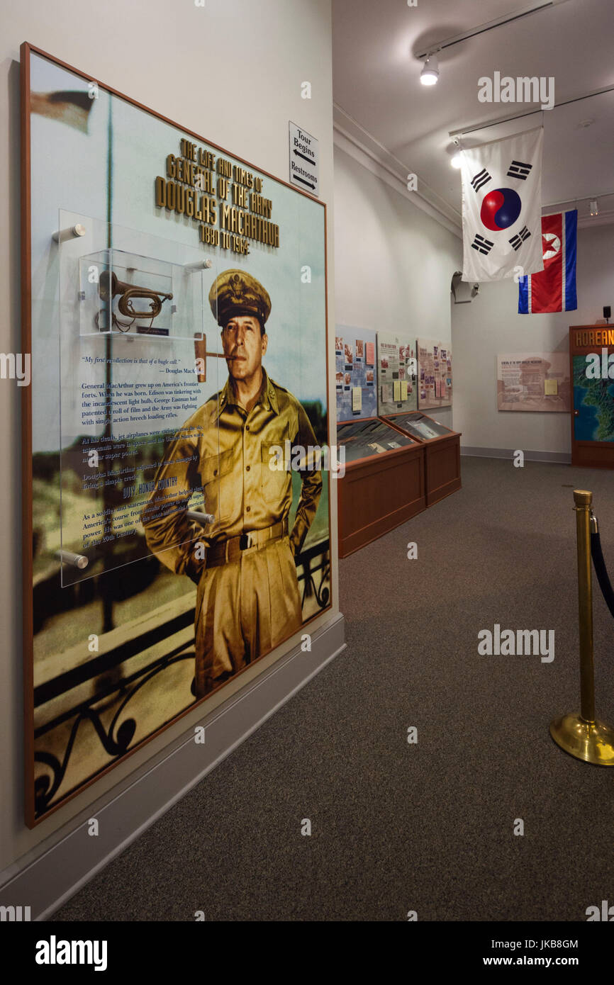 USA, Virginia, Norfolk, MacArthur Memorial Museum, Denkmal für US-General Douglas MacArthur, Gemälde von MacArthur Stockfoto