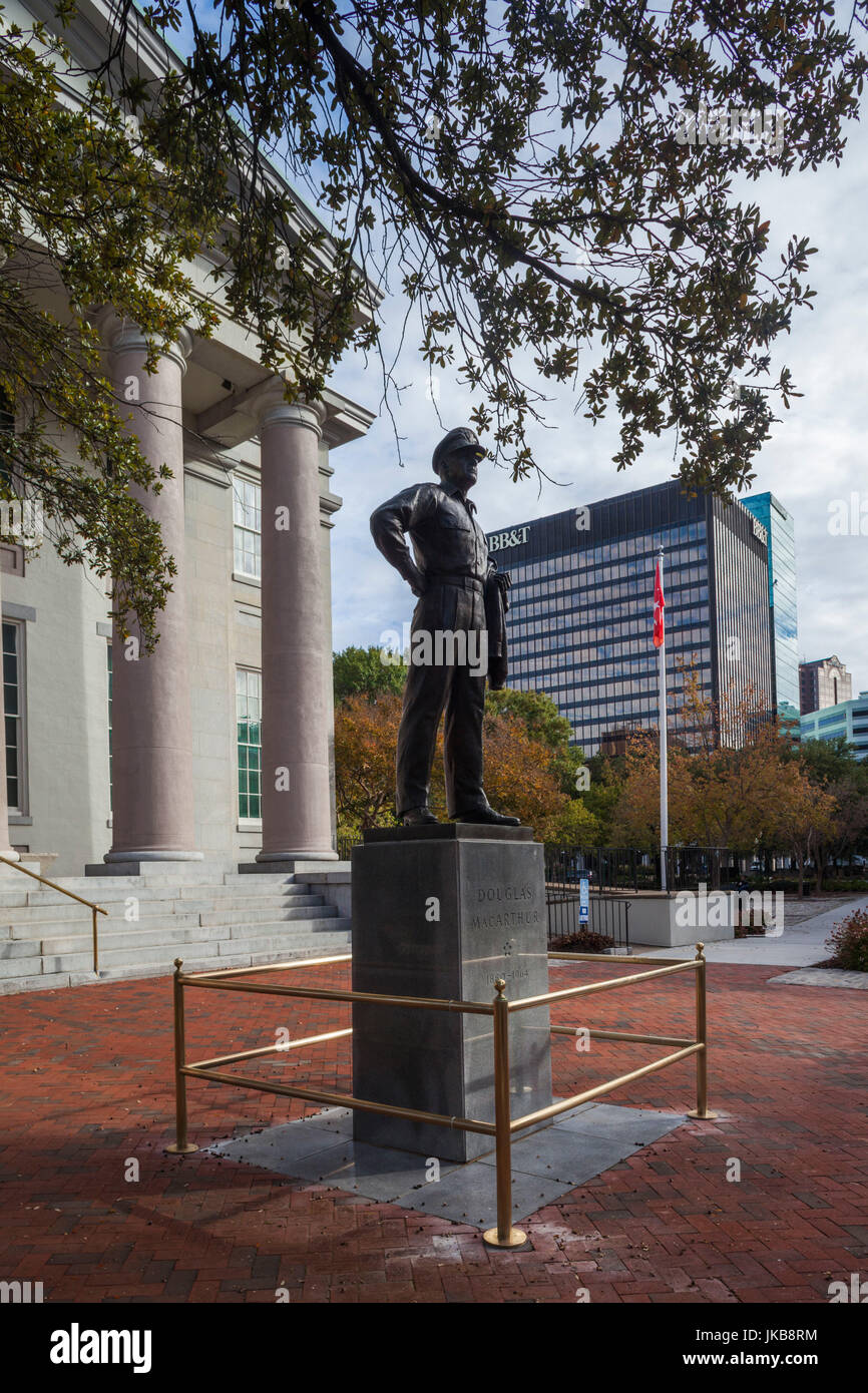 USA, Virginia, Norfolk, MacArthur Memorial, Denkmal für uns General Douglas MacArthur und Statue des Generals Stockfoto