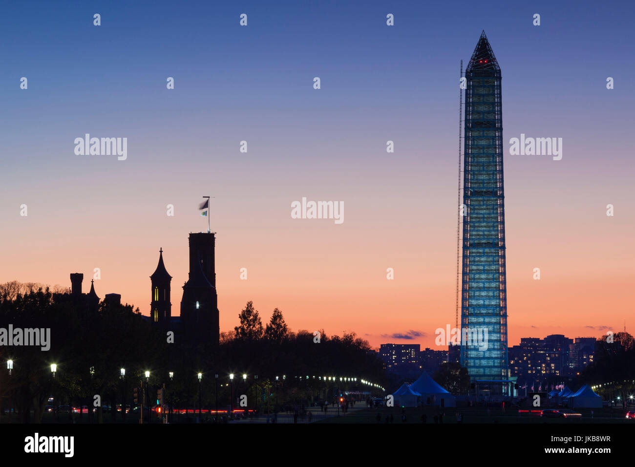 USA, Washington DC, Smithsonian Castle und National Mall, Washington Monument, Dämmerung Stockfoto