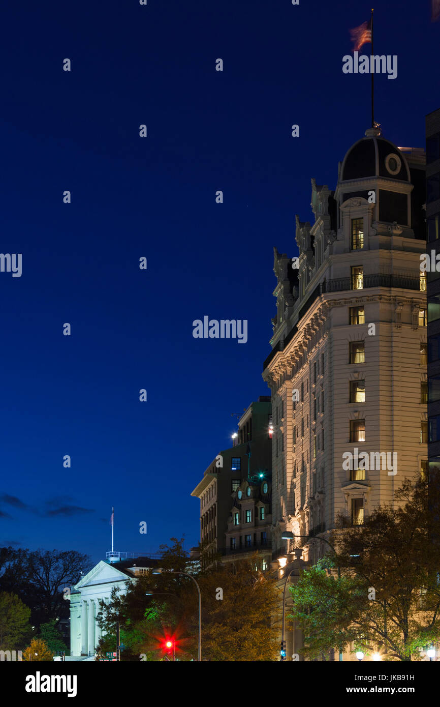 USA, Washington DC, uns Treasury Building und Willard Hotel am Abend Stockfoto
