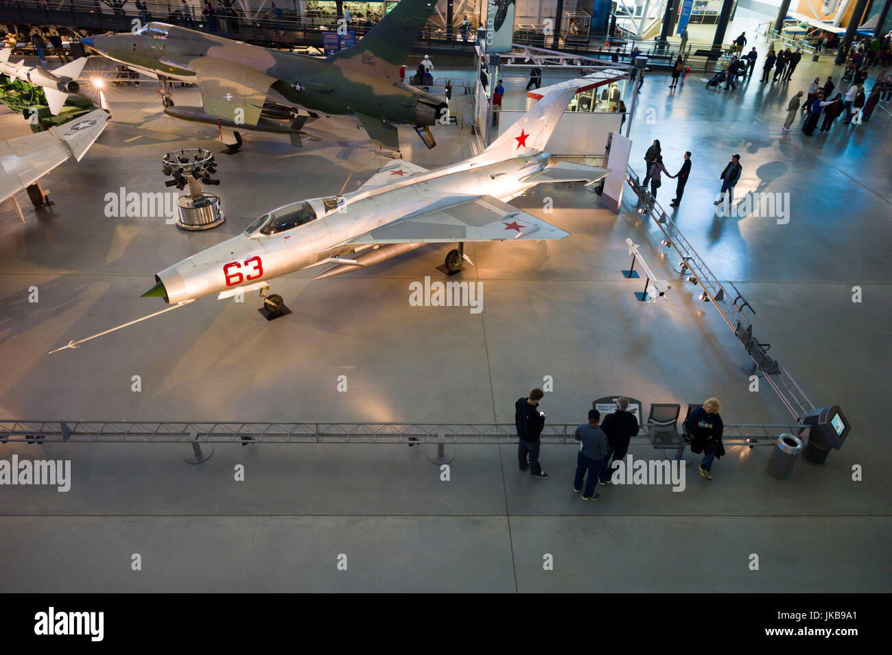 USA, Virginia, Herdon, National Air and Space Museum, Steven F. Udvar-Hazy Center, Freilichtmuseum, Vietnam-Krieg-Ära sowjetischen Mig-21 und uns F-105 Jagdflugzeug Stockfoto