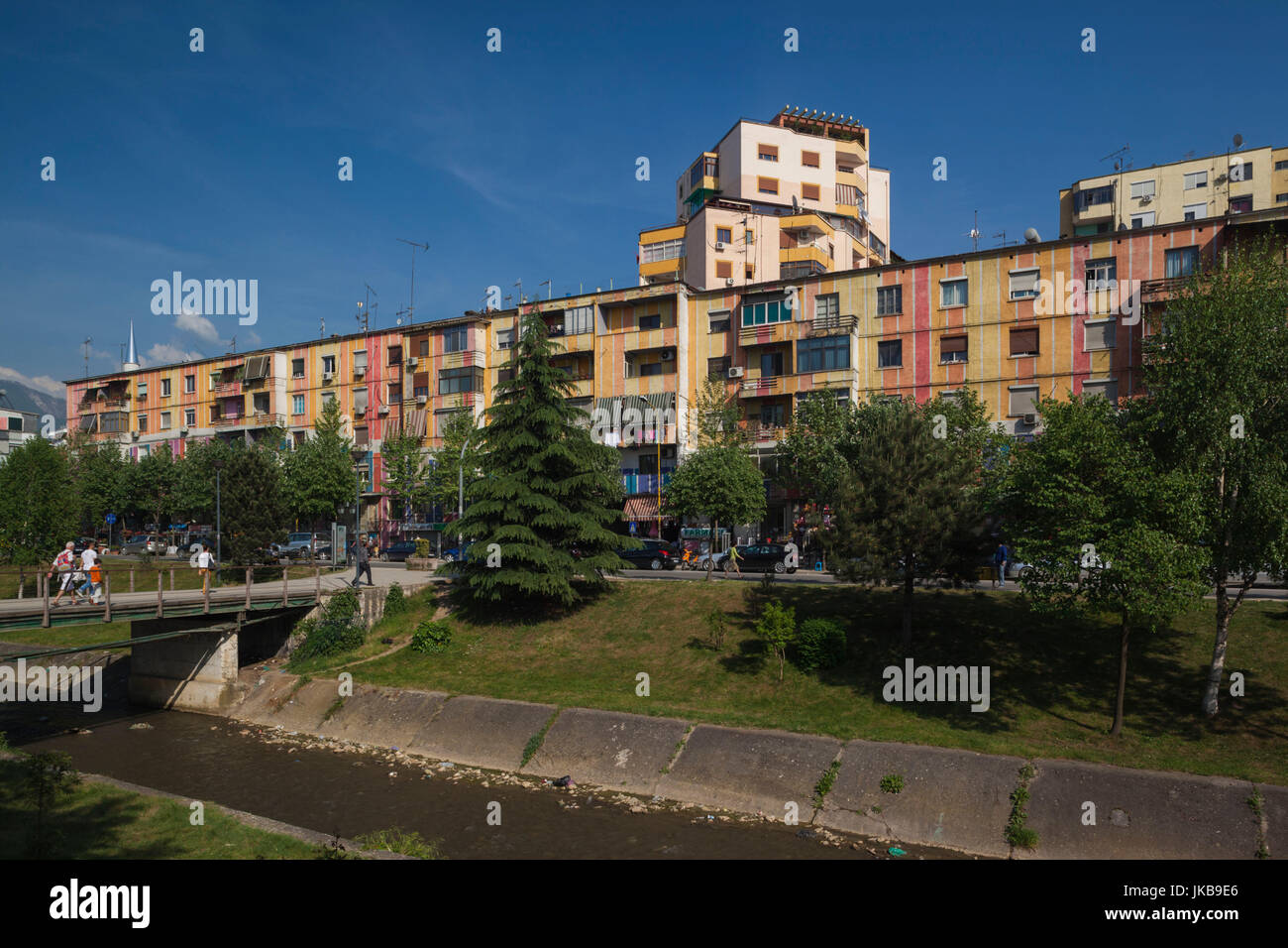 Albanien, Tirana, Gebäude entlang des Flusses Lana Stockfoto