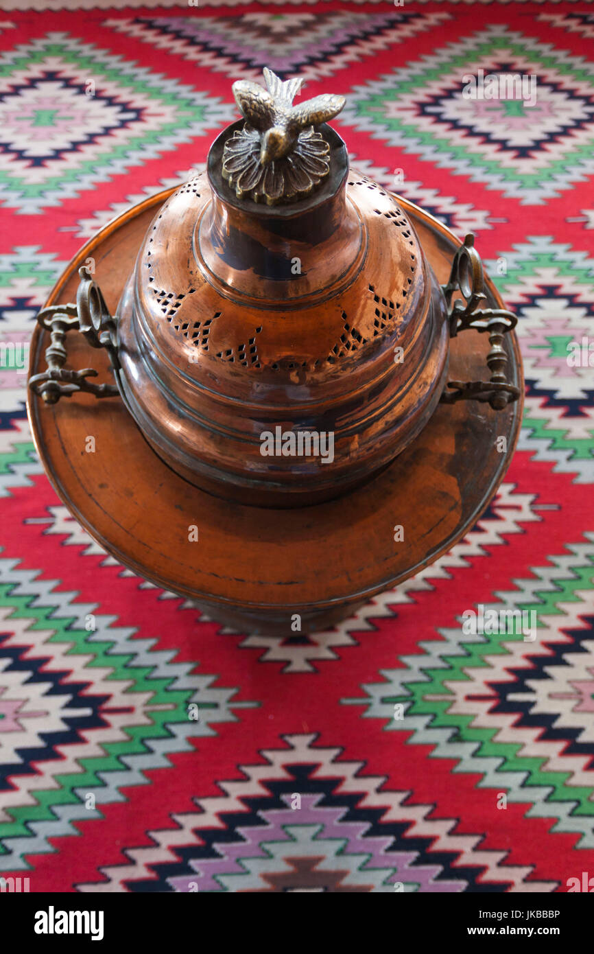 Albanien, Gjirokastra, Völkerkundemuseum, Geburtsort von kommunistischer Führer Enver Hoxha, osmanischen Haus Interieur mit Messing Schalen Stockfoto